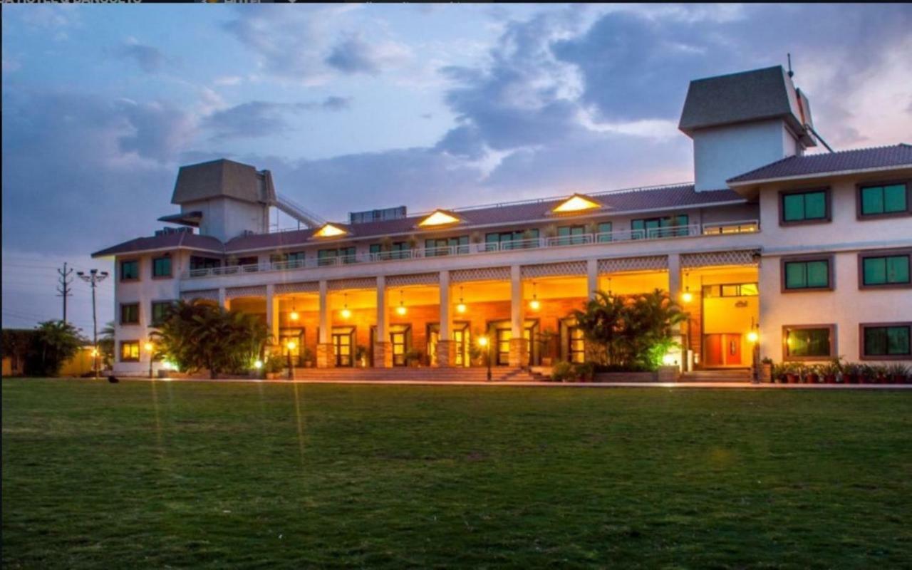 Jalsa Resort Indore Buitenkant foto