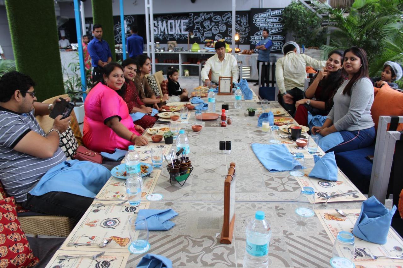 Jalsa Resort Indore Buitenkant foto