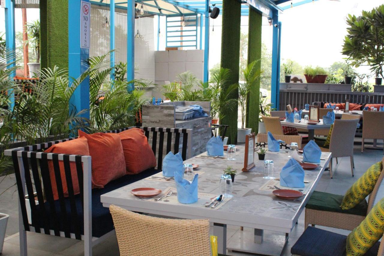 Jalsa Resort Indore Buitenkant foto